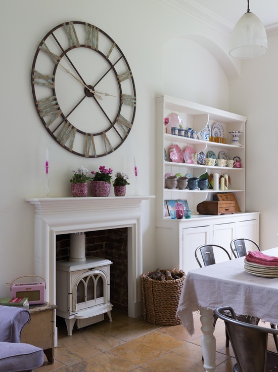 Класика над каміном Класичний настінний годинник, розташований над каміном у вітальні, тренд 2026.