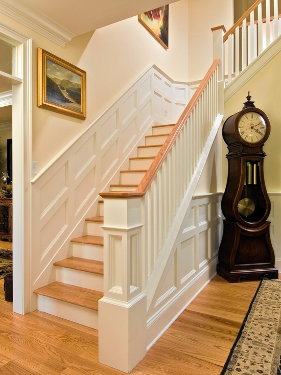 Годинник – декор передпокою Великий настінний годинник як центральний елемент декору в сучасному передпокої