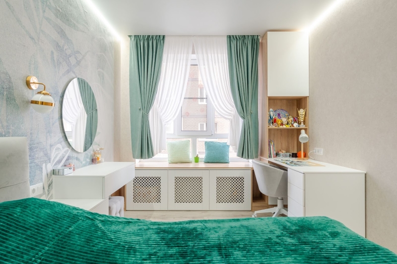 Дерев'яне підвіконня-стільниця Широка дерев'яна стільниця на підвіконні 2026: функціональний простір у сучасній квартирі.