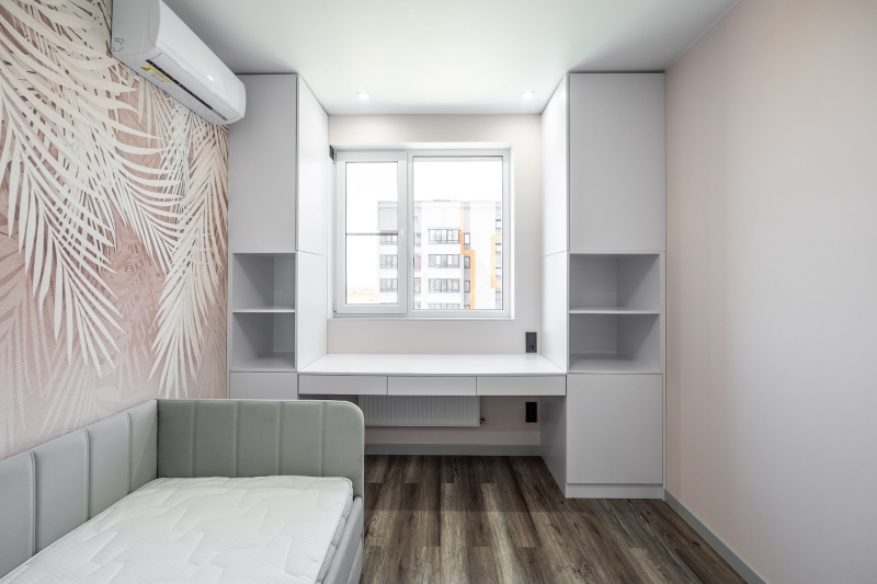 Підвіконня для навчання Навчальна зона в дитячій кімнаті 2026, облаштована на підвіконні для ергономічного простору.