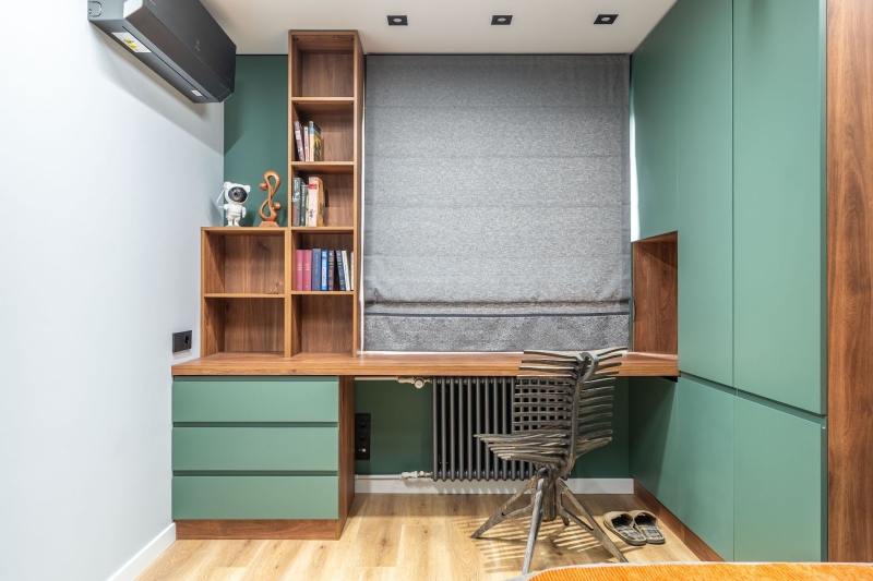 Стіл біля вікна Елегантний робочий стіл біля вікна 2026 в спальні: ідеальне рішення для маленької квартири.