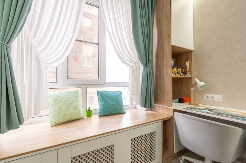 Робоче місце на підвіконні Функціональне робоче місце біля вікна 2026: підвіконня як елемент дизайну маленької квартири.