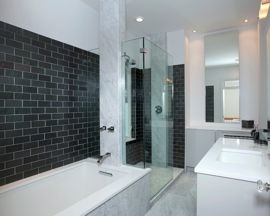 Мармур і чорний колір Чорна плитка у ванній кімнаті в поєднанні з білим мармуром: елегантне облицювання стін.