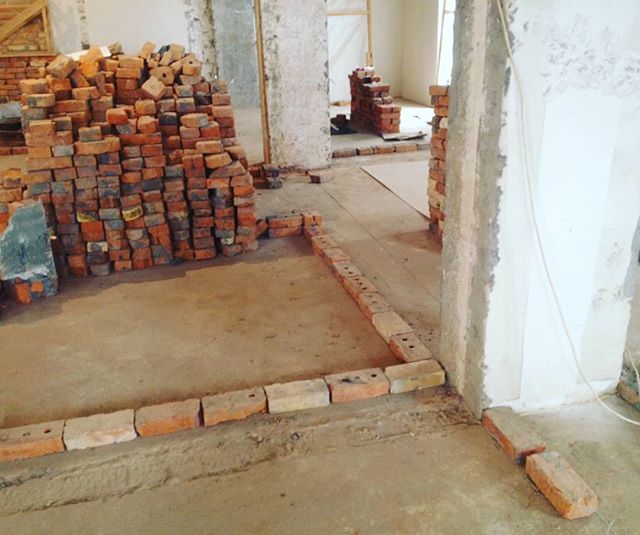 Перший ряд: ідеально Викладання першого ряду цегляної кладки по шнуру: важливий етап для рівної стіни.