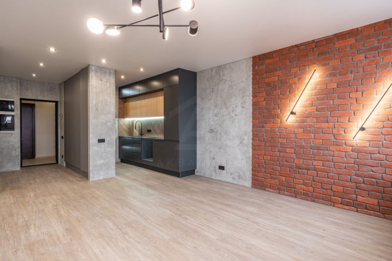 Стіни готові до ремонту Підготовка стін до ремонту: зняття старих шпалер перед фарбуванням. Косметичний ремонт квартири.