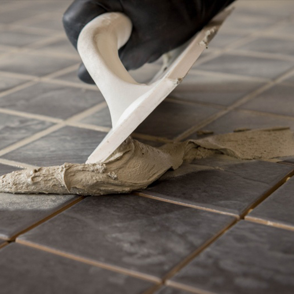 Затирання швів Заповнені вологостійкою затиркою шви між керамічною плиткою: захист та естетика 2026