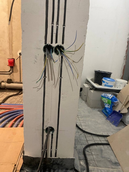 Підрозетники: ідеальний монтаж Підрозетники встановлені врівень зі стіною – перевірка технічним наглядом за електромонтажем.