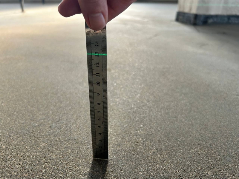 Стяжка: горизонтальний рівень Перевірка горизонтальності площини стяжки за допомогою лазерного нівеліра технаглядом.