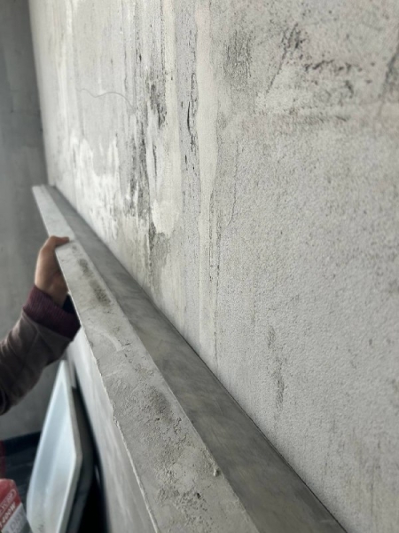 Відхилення: контроль технаглядом Вимірювання відхилень на стіні під час проведення технічного нагляду за чорновими роботами.