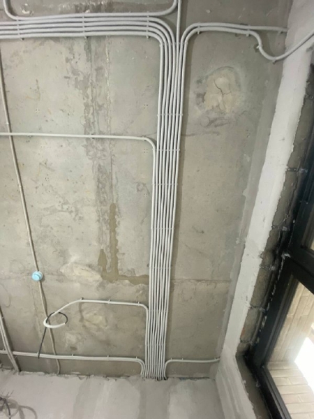 Електропроводка: увага до деталей Акуратно прокладена електропроводка в гофротрубі по стелі – технагляд за ремонтом.