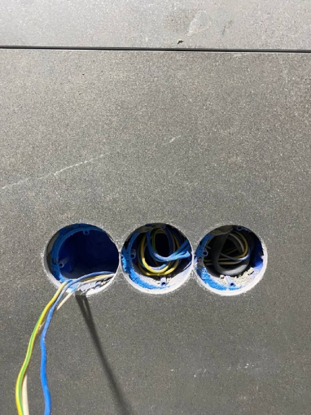 Вирізи під розетки Технічний нагляд 2026: Огляд вирізів під розетки в керамограніті на чорнових роботах