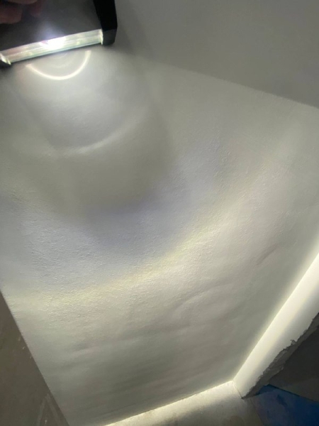 Лампа виявляє дефекти стін Виявлення нерівностей на стіні за допомогою лампи: контроль якості чистового оздоблення 2026.