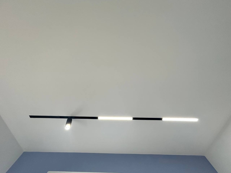 Трекове світло Контроль якості оздоблення 2026: встановлене та перевірене трекове освітлення на стелі