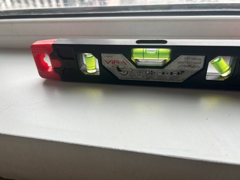 Рівне підвіконня: перевірка рівнем Перевірка горизонтальності підвіконня будівельним рівнем: контроль якості чистового оздоблення 2026.