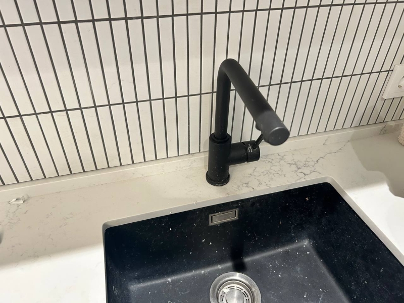 Перевірка сантехніки Контроль якості оздоблення 2026: огляд встановленого змішувача та раковини на кухні