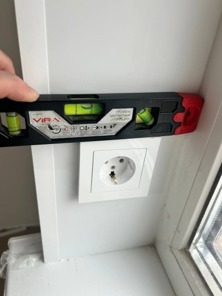 Контроль оздоблення: експертна оцінка Спеціаліст перевіряє якість чистового оздоблення: контроль якості 2026 на об'єкті.