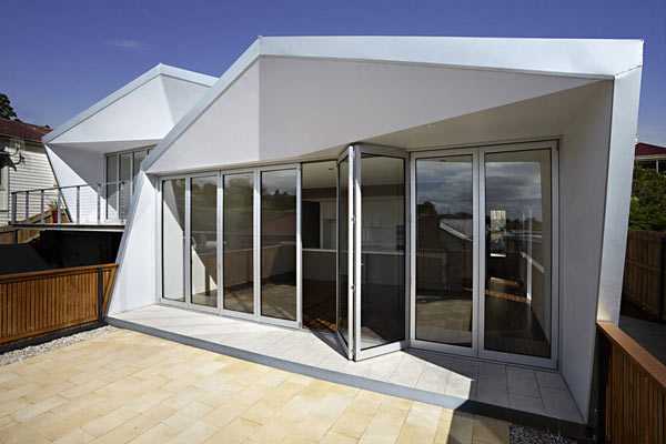 Дерево та скло Дерев'яний фасад та великі вікна в австралійському бунгало, дизайн 2026 рік.