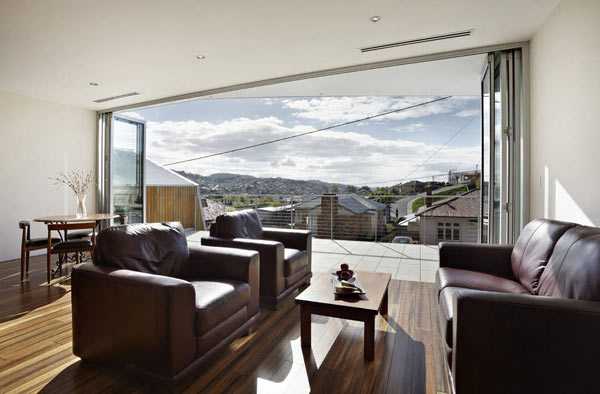 Гармонія з природою Архітектура будинку в Австралії: дерев'яне оздоблення фасаду та розсувні скляні двері.