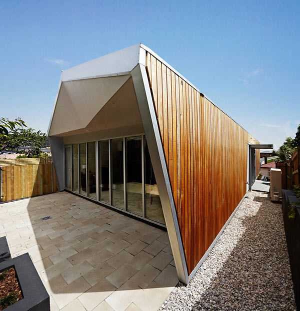 Австралійський мінімалізм Дизайн будинку в Австралійському стилі: дерев'яний фасад і скляні розсувні двері.