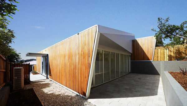 Елегантний заміський дім Заміський будинок з дерев'яним фасадом та скляними дверима в стилі сучасної архітектури 2026.