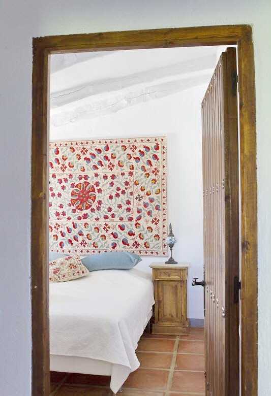 Іспанський акцент Елементи іспанського стилю в інтер'єрі: плетені меблі, вапняне оздоблення та сільський колорит.