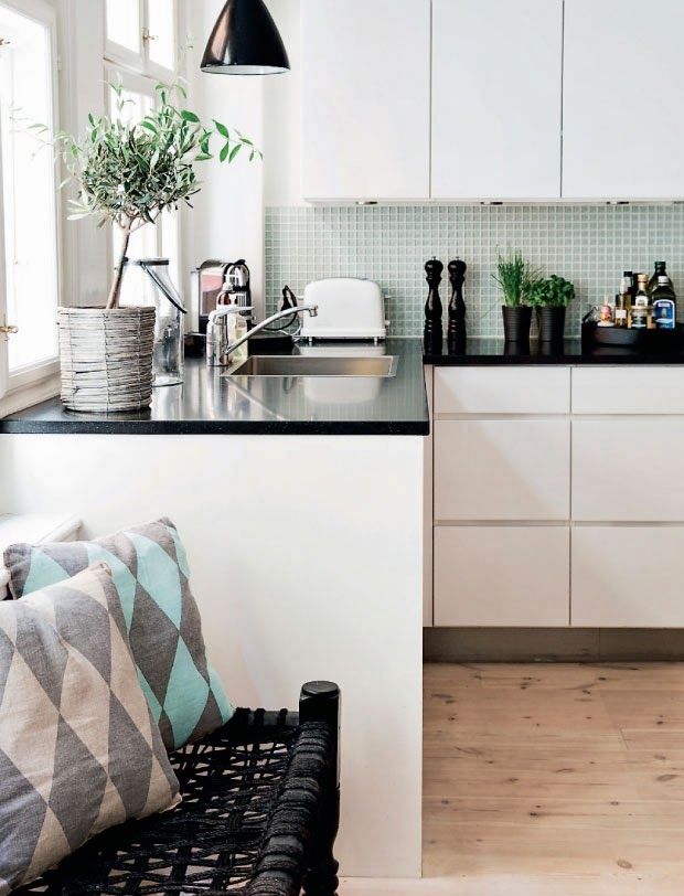 Зелень у чорно-білому Пастельні зелені відтінки в чорно-білій кухні створюють спокійну та гармонійну атмосферу.