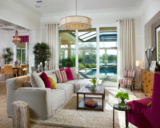 Фуксія на кухні Кухня в нейтральних тонах з яскравим кухонним фартухом кольору фуксії.