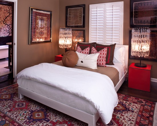 Світло фуксії Освітлення у кольорі фуксії: сучасна люстра та настільні лампи у вітальні.