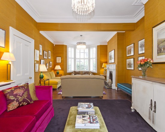 Фуксія в кабінеті Робочий кабінет з кріслом кольору фуксії та акцентними деталями декору.