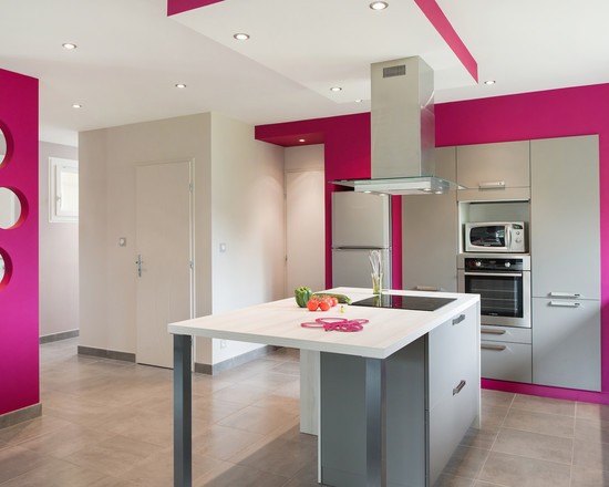 Дзеркало-фуксія Коридор з дзеркалом у рамі кольору фуксії та яскравими деталями декору.