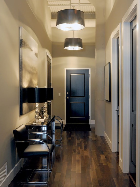 Сріблястий передпокій хай-тек Сучасний дизайн передпокою в сіро-сріблястих тонах: кольори та освітлення