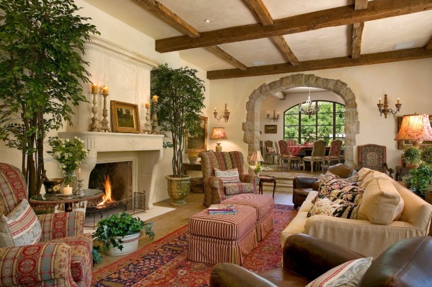 Арка у вітальні з декором Елегантна арка з декоративним каменем у вітальні з балками, що додають затишку.