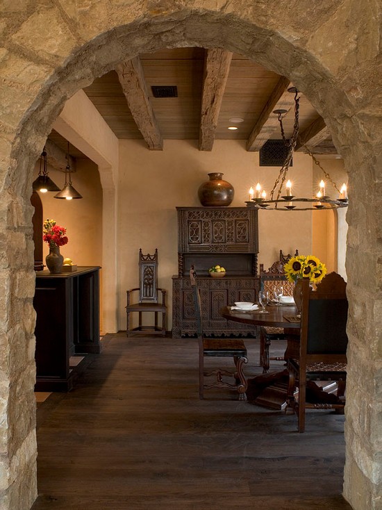 Елегантна готична арка Готична арка, оздоблена безшовним декоративним каменем, створює вишуканий та елегантний вигляд інтер'єру