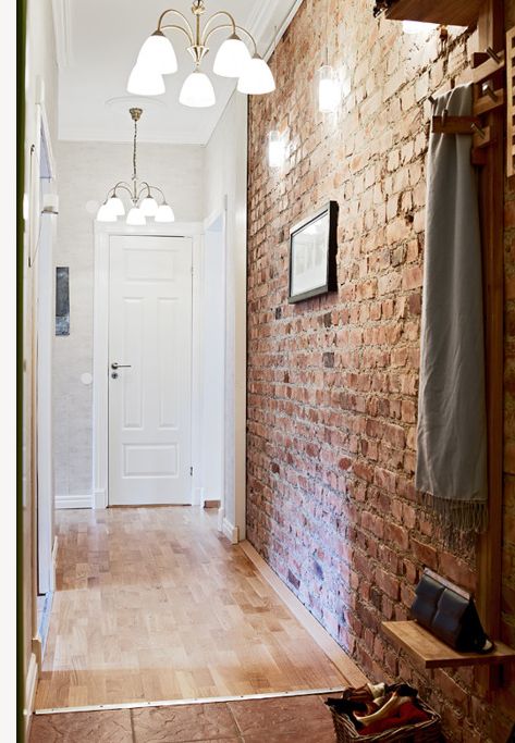 Комбінуємо декор Затишний передпокій: комбінація декоративного каменю, дзеркал та вінілових наклейок у 2026.