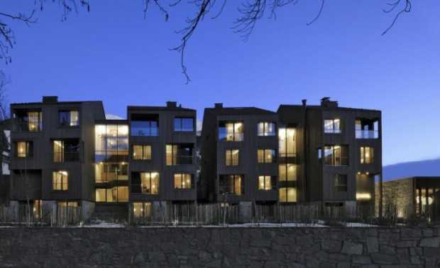 Затишок сільського стилю Сучасний інтер'єр у сільському стилі з використанням натуральних матеріалів та світлих відтінків.