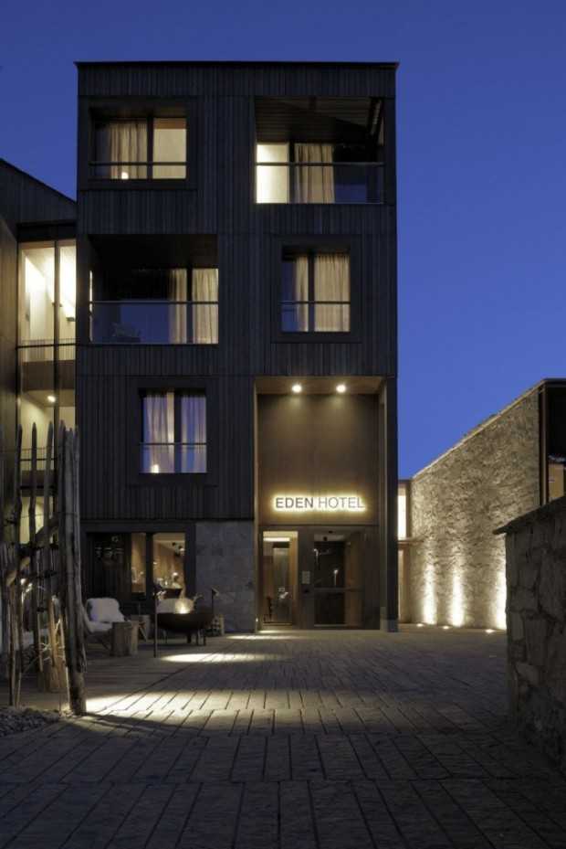 Камін у сільському стилі Інтер'єр вітальні в сільському стилі з каміном, дерев'яними меблями та текстилем.