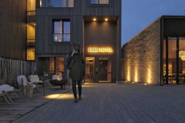 Сільська спальня: затишок Світла спальня в сільському стилі з ліжком з натурального дерева та вишитими подушками.