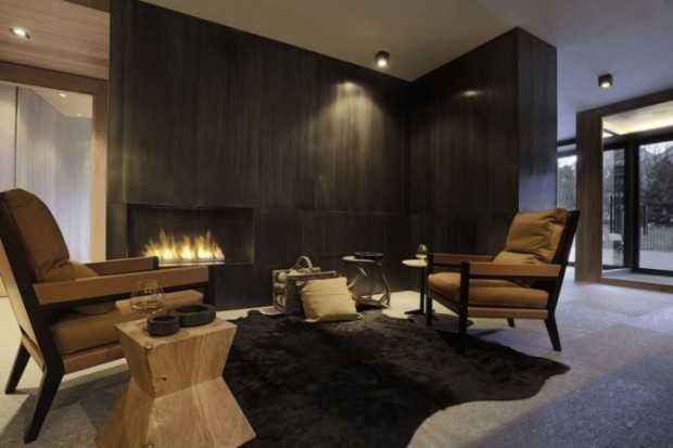 Кухня в стилі кантрі Кухня в сільському стилі з дерев'яними фасадами, відкритими полицями та керамічною плиткою.