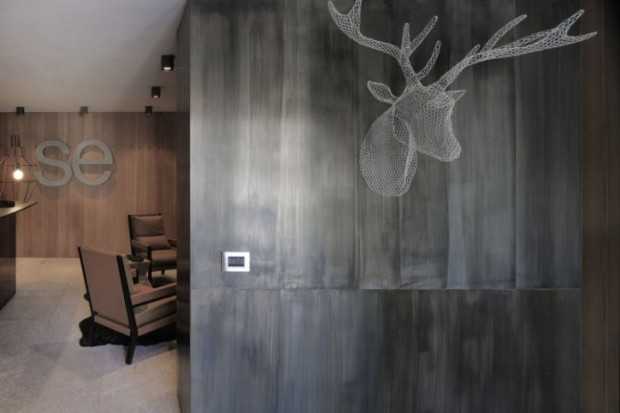 Деталі сільського декору Деталі сільського інтер'єру: дерев'яний стіл, лляні серветки, керамічний посуд, свіжі квіти.