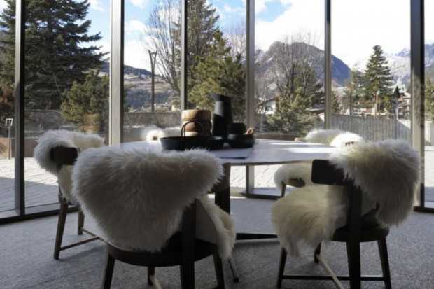 Вітальня в стилі кантрі Світла та простора вітальня в сільському стилі з великими вікнами та м'якими меблями.