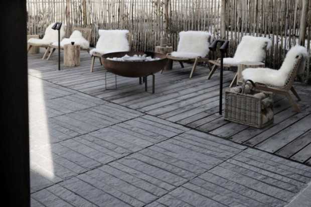 Сільський затишок 2026 Сільський стиль 2026: затишна вітальня з каміном та дерев'яними меблями