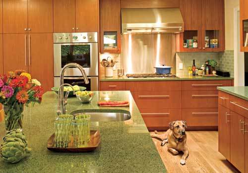 Дерево і зелений колір Гармонійне поєднання натурального дерева та зеленого оздоблення стін. Природні кольори.