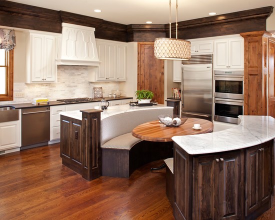 Затишна дерев'яна кухня Затишна кухня з дерев'яними меблями та обробкою: тепла атмосфера та комфорт