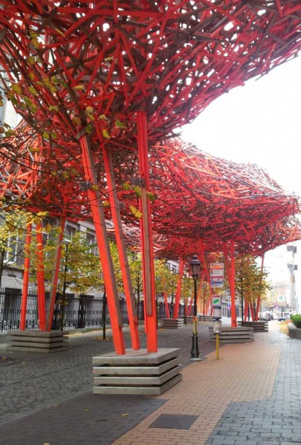 Куїнзе: вуличне мистецтво Вулична дерев'яна скульптура Арне Куїнзе, приклад бельгійського сучасного мистецтва у 2026 році