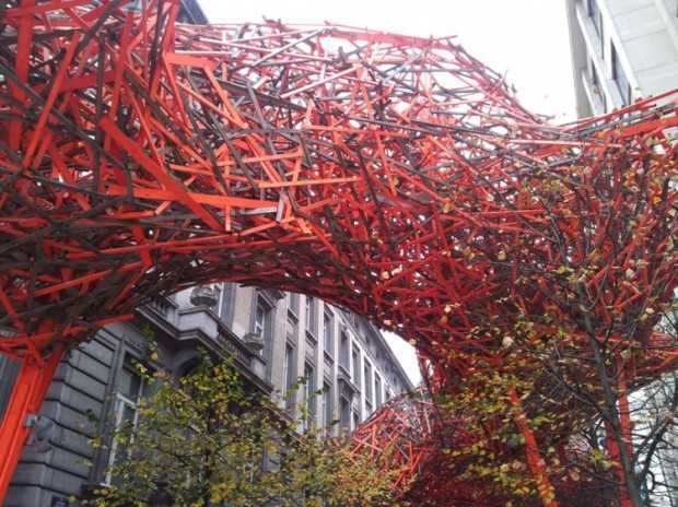 Гармонія у дереві Деталізована дерев'яна скульптура Арне Куїнзе, Брюссель, що відображає гармонію та затишок