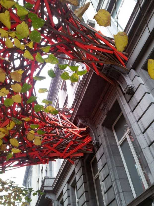 Мистецтво Куїнзе Унікальна дерев'яна скульптура Арне Куїнзе в Брюсселі, бельгійське мистецтво на вулицях