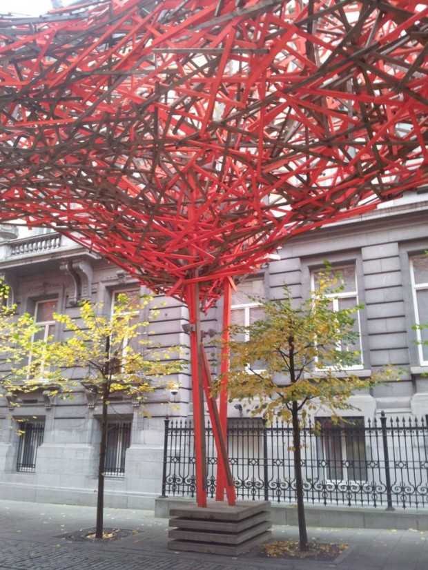 Куїнзе: велич дерева Велична дерев'яна скульптура Арне Куїнзе, бельгійське мистецтво, вулична інсталяція 2026