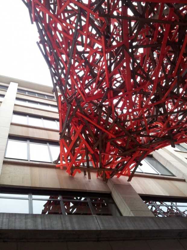 Куїнзе: оригінальність Оригінальна дерев'яна скульптура Арне Куїнзе, що прикрашає вулиці Брюсселя у 2026 році