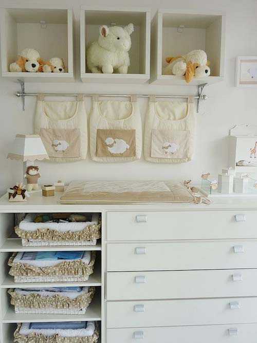 Зручний столик для сповивання Зручний столик для сповивання дитини в світлій дитячій кімнаті 2026.