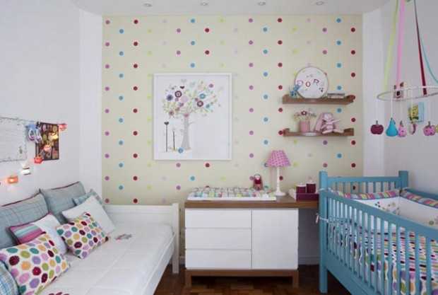 Яскрава дитяча кімната Інтер'єр дитячої кімнати для новонародженого у світлих та яскравих тонах з м'якою підлогою.